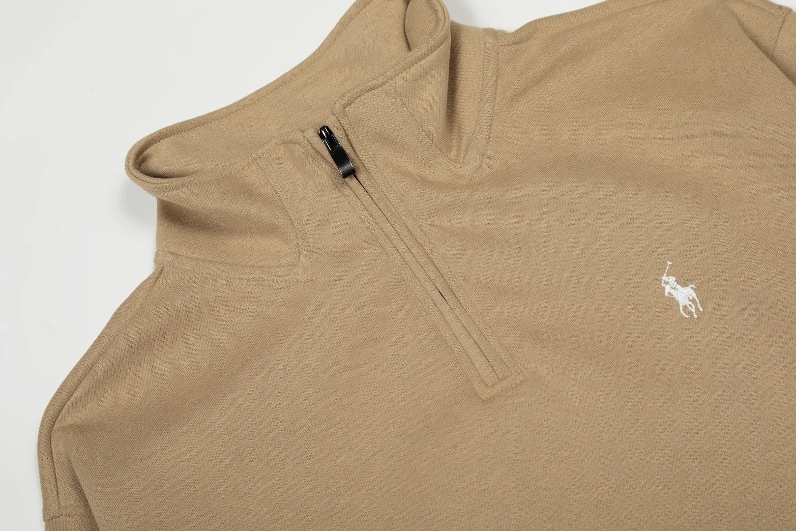 P220 Top quality" Style number: T5100# [Ralph Lauren classic pony embroidered half-zip lapel POLO sweatshirt] ✅Ralph Lauren Ralph Lauren autumn and winter basic versatile polo lapel sweatshirt for men and women couples ✅Moderate thickness, comfortable and soft fabric, strong breathability, can be worn alone or under, ✅Old money style, lazy style, popular retro style simple style, ✅Classic basic version Can be worn between 90kg and 160kg. ✅Wear alone in autumn and winter. Simple and easy to wear under the hood. Recommended for couples. Size: S-L. Color: Black Gray Khaki
